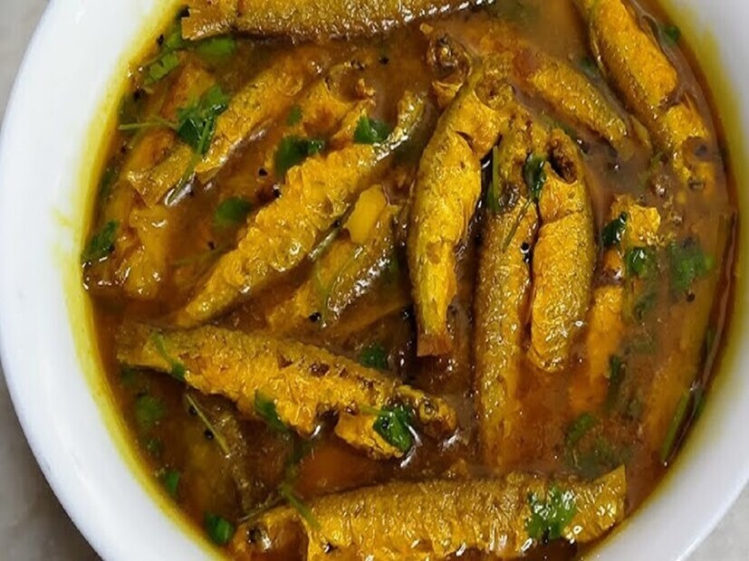 ইলিশ নিয়ে বাঙালির আবেগ সর্বজনবিদিত। এককথায় বাঙালির সবচেয়ে প্রিয় মাছ যে ইলিশ সে নিয়ে কোনও সন্দেহ নেই। কিন্তু খাদ্য প্রেমীদের তত্ত্ব তালাশ বলছে এই বাংলাতেই রয়েছে একাধিক মাছ যা ইলিশকে স্বাদে, গন্ধে দশ গোল দিতে পারে। কিন্তু প্রচারের অভাবে সেগুলি কুলীন হতে পারেনি।