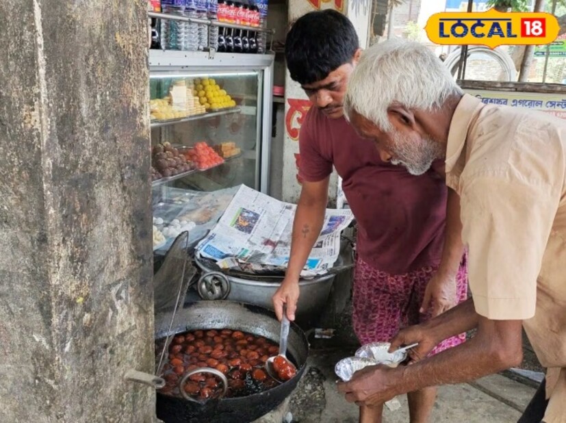 প্রায় চার বছর ধরে মালদহের ইংরেজবাজার ব্লকের শোভানগর স্ট্যান্ড এলাকায় মিষ্টির দোকান করে দেড় প্যাচের এই ছানা জিলাপি বিক্রি করছেন নিখিল দাস। তার বিখ্যাত এই জিলাপি খেতে ভিড় জমান জেলার বিভিন্ন প্রান্তের বাসিন্দারা।