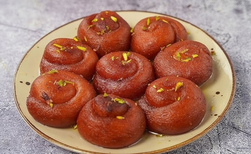 মুখে দিলেই রসাল স্বাদ, মনে থাকবে বারো মাস। আড়াই প্যাচের নয়, দেড় প্যাচের এই ছানা জিলাপির মজে মালদহবাসী। এই জিলাপি খেতে ভিড় জমান জেলার বিভিন্ন প্রান্তের ক্রেতারা। দাম মাত্র ৭ টাকা, রাস্তা দিয়ে পার করে গেলেই একটুর জন্য গাড়ি দাঁড় করিয়ে কেউ ৫ টা আবার কেউ ৫০ টি জিলাপি নেন ক্রেতারা। রোজ প্রায় ৩০০ থেকে ৪০০ টি এই ছানা জিলাপি বিক্রি হয়। (জিএম মোমিন)  (photo collected)