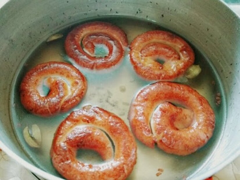 ছানা জিলাপি বিক্রেতা নিখিল দাস জানান, 