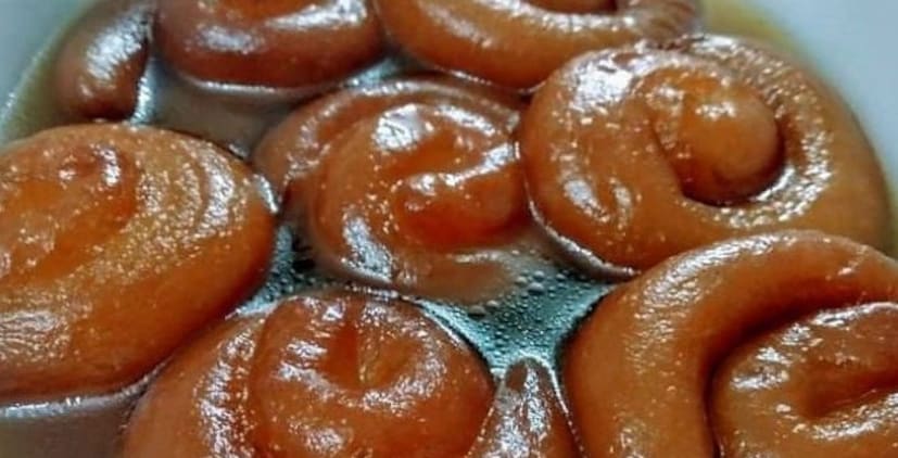 ব্যাপক চাহিদা এই দেড় প্যাচের ছানা জিলাপির। শুধু গ্রাম নয় শহর থেকেও এই জিলাপি খেতে ভিড় জমান ক্রেতারা। এই ছানা জিলাপি শুধু তৈরির অপেক্ষা। তৈরি হ‌ওয়া মাত্রই দোকানের সামনে ভিড় জমে ক্রেতাদের। জেলার বিভিন্ন প্রান্ত থেকে অর্ডার আসে ভুরি ভুরি। ব্যাপক চাহিদা মালদহের শোভানগরের এই ছানা জিলাপির। রসাল মিষ্টি এই ছানা জিলাপি বিক্রি করে নজর কাড়ছেন মালদহের শোভানগরের জিলাপি বিক্রেতা নিখিল দাস।