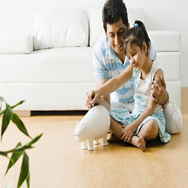 SSY-তে মাসিক ৫০০০ টাকা বিনিয়োগের উপর কত তহবিল পাওয়া যাবে?অভিভাবক যদি মেয়ের জন্য একটি নিরাপদ এবং করমুক্ত বিনিয়োগের বিকল্প খোঁজেন, তাহলে এই স্কিমটি খুব ভাল সাব্যস্ত হতে পারে। যদি এই স্কিমটি কন্যার জন্মের সঙ্গে সঙ্গে শুরু করা হয়, তাহলে তার উচ্চশিক্ষার জন্য একটি ভাল কর্পাস জমা করা যেতে পারে, তাও সম্পূর্ণ করমুক্ত। অভিভাবক যদি উপরে দেওয়া মিউচুয়াল ফান্ড SIP-এর উদাহরণের মতো প্রতি মাসে ৫০০০ টাকা অর্থাৎ বছরে ৬০ হাজার টাকা বিনিয়োগ করেন, তাহলে ২১ বছরে মেয়াদপূর্তির সময় SSY থেকে প্রায় ২৭.৭৩ লক্ষ টাকা পাওয়া যাবে, যার মধ্যে ১৮.৭৩ লক্ষ টাকা সুদ হিসাবে আসবে।