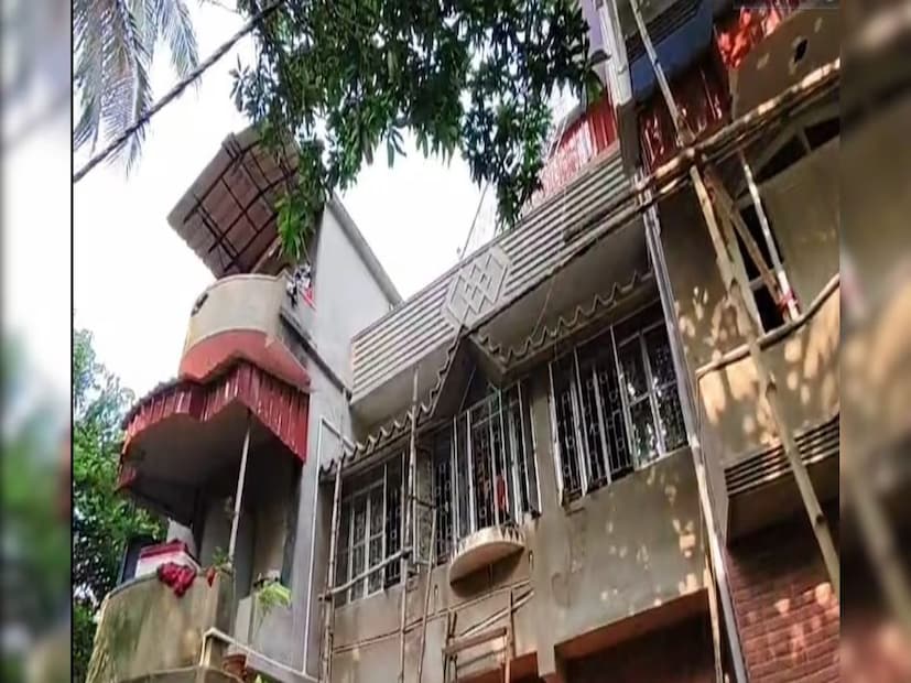 কয়েকদিন আগে চুরির সময় হাতেনাতে ধরা পড়ে অমিত দত্ত নামের এই ব্যক্তি। চুরির তদন্তে নেমে পুলিশ তো হতবাক। অমিতের বাড়িতে তদন্তের জন্য গিয়ে পুলিশ তো থ। ছুটে এসেছেন আশেপাশের মানুষও।