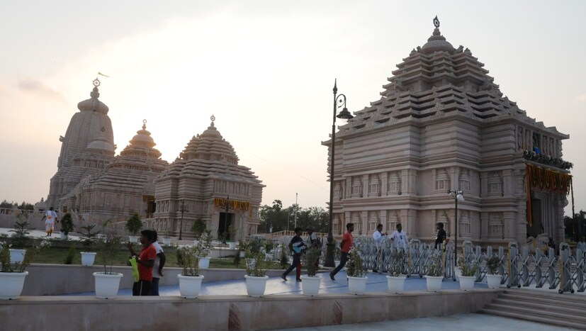তার জন্য প্রসাদের বাক্সে থাকা প্যাড়া, গজা তৈরি চলছে পুরোদমে। ইতিমধ্যে জেলায় দিঘা থেকে পুজোর প্রসাদ জেলায় পৌঁছে গিয়েছে। সেই প্রসাদের ছোঁয়া থাকবে প্রতিটি প্রসাদের বাক্সে।