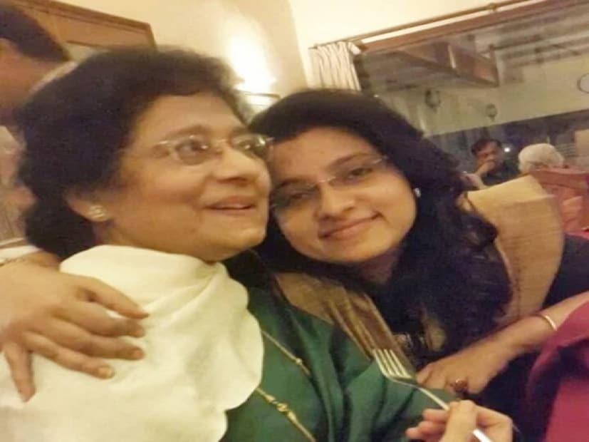 ডোনা নিজেই মাকে নিয়ে হাসপাতালে রয়েছেন৷ তিনি জানিয়েছেন তাঁর মায়ের দীর্ঘদিনই ইসকিমিক হার্টের সমস্যা রয়েছে৷ কিন্তু হঠাৎই ট্রানজ়িয়েন্ট ইসকিমিক অ্যাটাককে (টিআইএ) হওয়ায় তাঁকে হাসপাতালে ভর্তি করতে হয়েছে৷ Photo- Collected
