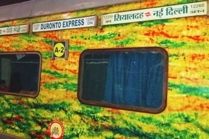 দুরন্ত এক্সপ্রেসের মতো জনপ্রিয় ট্রেনে এমন ঘটতে পারে তা কল্পনায় করেননি যাত্রীরা। যাত্রী ও রেল কর্মীরা কিছু বুঝে ওঠার আগেই বড় ধরনের ডাকাতি ঘটে যায় চোখের নিমেষে। ট্রেনের ৫টি বগির যাত্রীদের জিনিসপত্র চুরি করে তারপর চেইন টেনে ট্রেন থেকে নেমে পালিয়ে যায় ওই দুষ্কৃতীরা।