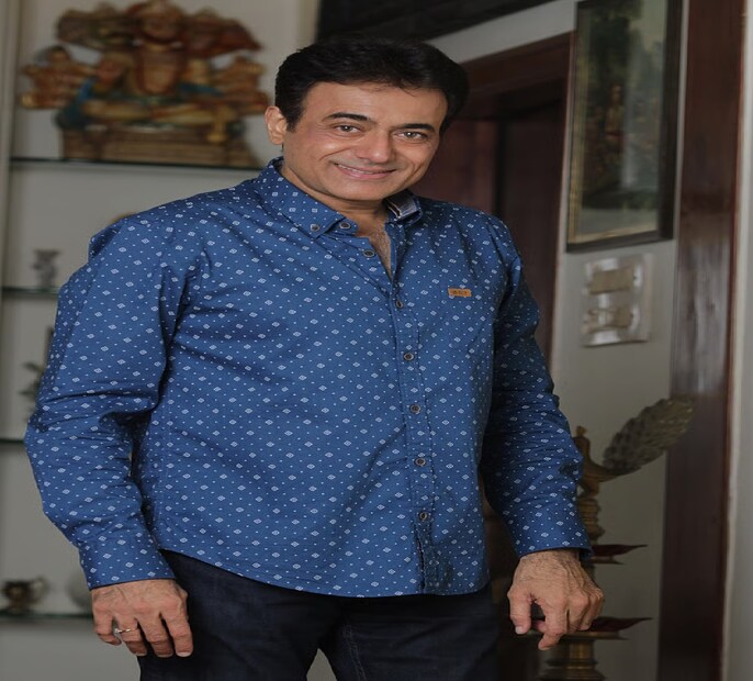 নিতীশ ভরদ্বাজ—এক সময়ের পর্দার কৃষ্ণ, যাঁর মুখের হাসি দেখলে মন শান্ত হয়ে যেত, আজ তিনি নিজেই যেন ভাঙা আয়নায় নিজের জীবনের ছায়া খুঁজে ফেরেন। বয়স এখন ৬২। দু’বার বিয়ে করেছেন, দু’বারই বিবাহবিচ্ছেদ। চার সন্তানের বাবা হলেও, একাকীত্বই তাঁর আজকের সঙ্গী।