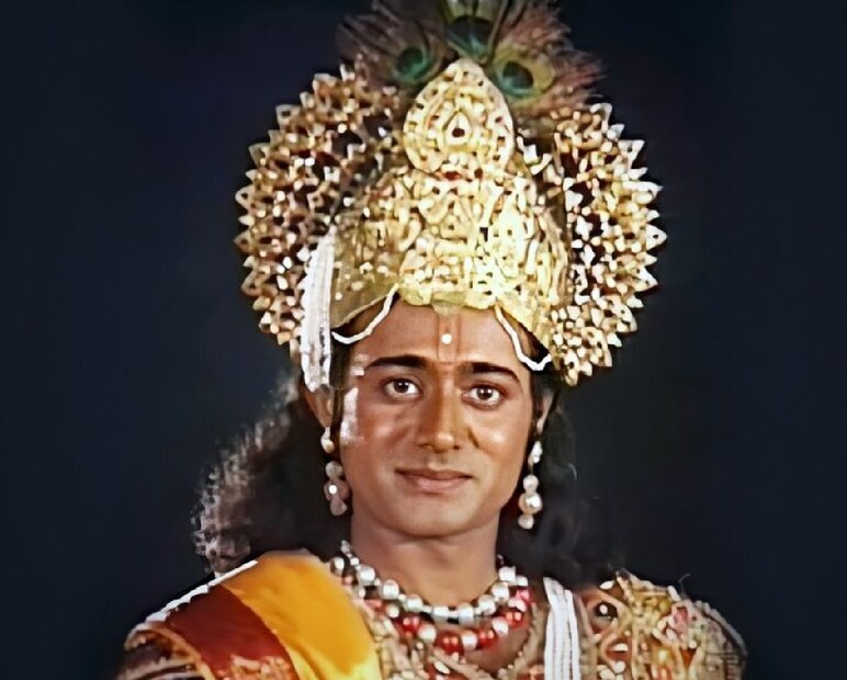 বয়স এখন বাষট্টি। জীবনে দুই বার বিয়ে করেছেন, কিন্তু কোনও সম্পর্কই টেকেনি। আজ তিনি চার সন্তানের বাবা, অথচ পাশে কেউ নেই। একাকীত্ব যেন তাঁকে ধীরে ধীরে গ্রাস করে নিচ্ছে।