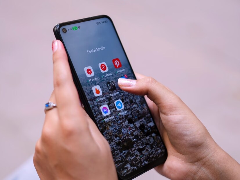 Apple-এর অ্যাপ স্টোর শুধুমাত্র ভেটেড অ্যাপের অনুমতি দেয়। তবে সেখানেও অনেক সময় ভুয়ো অ্যাপ পাওয়া যেতে পারে। আবার হামলাকারীর দৃষ্টিভঙ্গি থেকে মোবাইল ডিভাইসগুলিই মূলত হ্যাকারদের নিশানায় থাকে – কারণ এগুলি ব্যবহারকারীরা সব সময় নিজেদের সঙ্গে রাখেন। তাঁদের ব্যক্তিগত জীবনের তথ্যও সেখানে থাকে। আর কোনও সংক্রমণ হলেও তা প্রতিরোধ করা অথবা নির্ণয় করা মুশকিল।