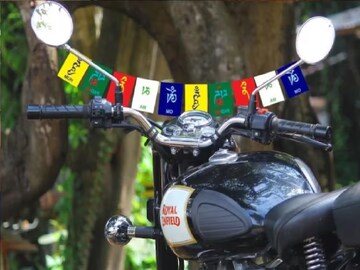 বাইকে 'এমন' পতাকা লাগান অনেকে, কারণটা কী? 'ওম মণি পদ্মে হুম' লেখার মানে কী?