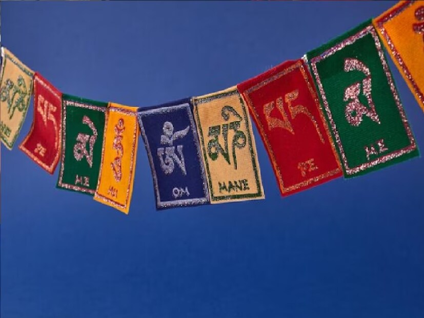 ওম বৌদ্ধ ধর্মে একটি অতি পবিত্র শব্দ। মণি শব্দের অর্থ রত্ন। পদ্ম অর্থাৎ পদ্ম ফুল। হুম শব্দের অর্থ জ্ঞান। এই পতাকা কখনওই মাটিতে রাখতে নেই। পাহাড়ে এই পতাকা খুবই দেখা যায়। মনে করা হয়, এই বাতাস এই পতাকার সংস্পর্শে এলে সেখানে পবিত্রতা ও আশীর্বাদ ছড়িয়ে পড়ে।