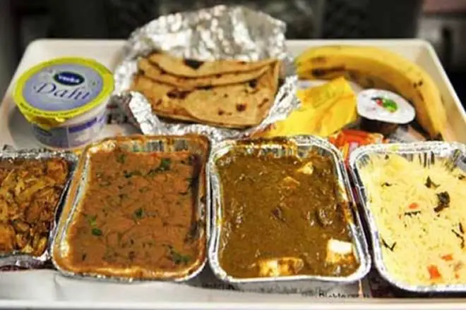 রাজধানী এক্সপ্রেসে যাত্রাকে অন্য মাত্রায় পৌঁছে দেয় এই ট্রেনের মিল থেকে স্ন্যাক্স হিসেবে দেওয়া একের পর এক খাবার। লাঞ্চ হোক বা ডিনার, রাজধানীর খাবারের স্বাদই আলাদা। পর পর আসতেই থাকেন প্যান্ট্রি বয়, আর আসতে থাকে লোভনীয় সব খাবার। Representative Image