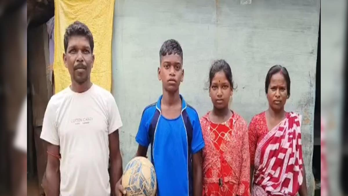 পাঁকে পদ্মফুল! বাংলার জুনিয়র ফুটবলের উজ্জ্বল নাম সুরজ সরেন, টাকার অভাবে বন্ধ হবে না তো খেলা? suraj soren plays wonderful in junior team but will his financial condition stop his game
