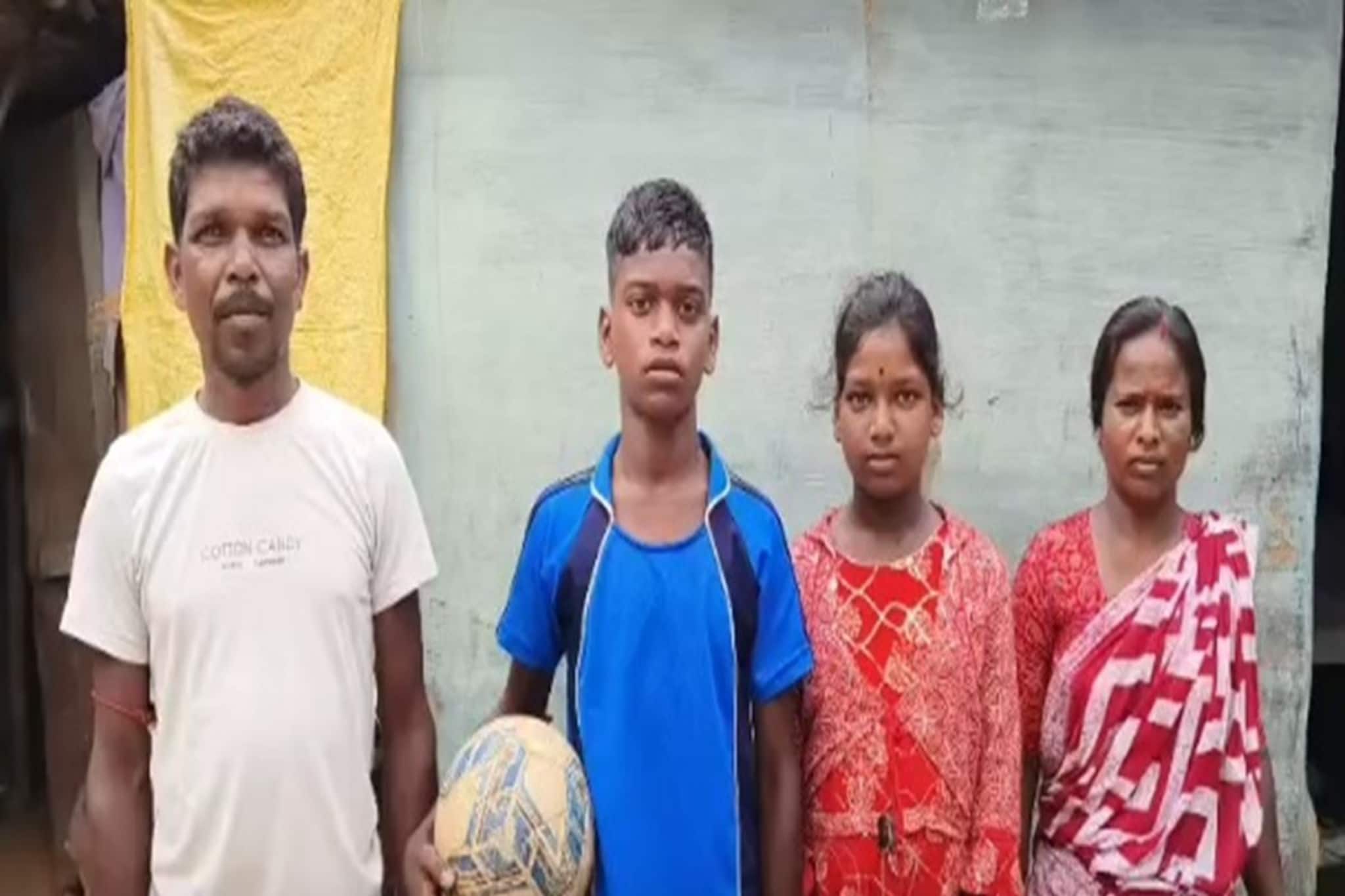 পাঁকে পদ্মফুল!বাংলার জুনিয়র ফুটবলের উজ্জ্বল নাম সুরজ সরেন,টাকার অভাব,বন্ধ হবে না তো খেলা?