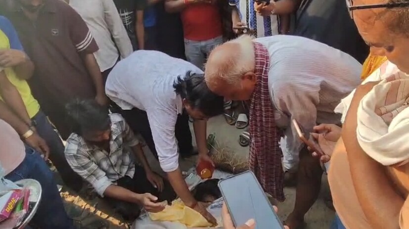 ফলে বিয়ের প্রস্তুতি শুরু হয়ে গেছিল। কিন্তু দুর্ভাগ্য, এরই মধ্যে, মেয়ে প্রিয়াঙ্কাকে ঘরের ভেতরে অচেতন অবস্থায় পাওয়া যায়। তার পরিবারের সদস্যরা তাৎক্ষণিকভাবে তাঁকে নিচলাউল কমিউনিটি স্বাস্থ্য কেন্দ্রে ভর্তি করে। যেখানে ডাক্তাররা মেয়ে প্রিয়াঙ্কাকে মৃত ঘোষণা করেন। থানার ইনচার্জ ইন্সপেক্টর অখিলেশ কুমার ভার্মার মতে, এটি একটি পারিবারিক বিষয়। বর্তমানে মৃত প্রিয়াঙ্কার ময়নাতদন্ত রিপোর্ট এবং ভিসেরা সংরক্ষণ করা হয়েছে। 