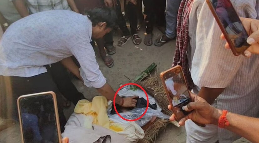গত কয়েকদিন ধরে, একদিকে আমরা সম্পর্কের ফাটল এবং প্রেমে বিশ্বাসঘাতকতার ভয়াবহ গল্প শুনছি। অন্যদিকে, মহারাজগঞ্জের থেকে এমনই একটি খবর এসেছে। যা সকলকে হতবাক করেছে। কিন্তু এই ঘটনা একেবারে অন্যরকম৷ এক যুবতীর মৃত্যুতে তাঁর শেষকৃত্যতে তাঁর প্রেমিকের সিঁথিতে সিঁদুর লাগিয়ে বিয়ে করেছেন। সোশ্যাল মিডিয়ায় ভাইরাল এই হৃদয় বিদারক ভিডিওটি ভাইরাল৷ দেখা যাচ্ছে যে যুবকটি মেয়েটির গালে এবং কপালে সিঁদুর লাগাচ্ছেন ঠিক যেমন কেউ তাঁর নববিবাহিতা কনেকে সিঁদুর লাগায়।