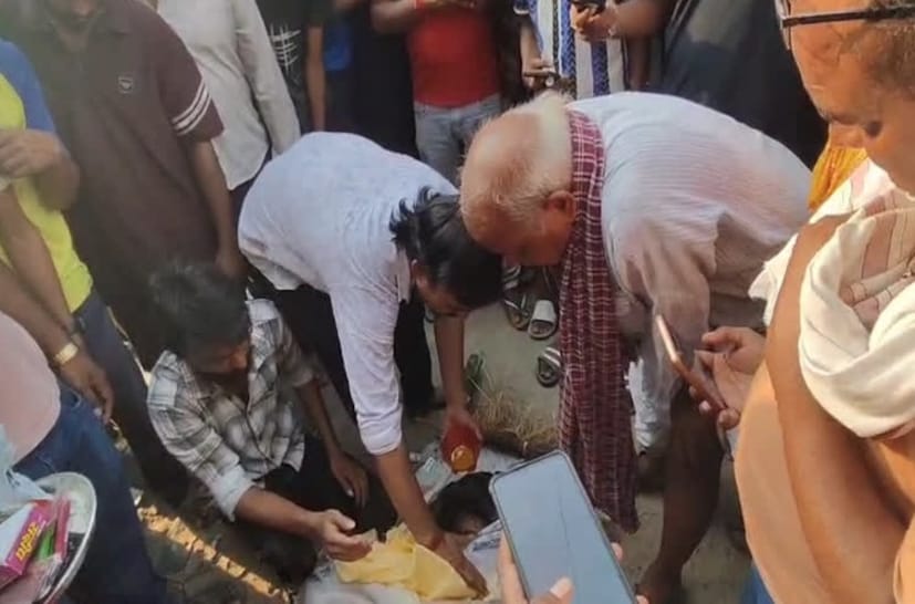  সোশ্যাল মিডিয়ায় ভাইরাল হওয়া ভিডিওতে দেখা যাচ্ছে যে যুবকটি মেয়েটির গালে এবং কপালে সিঁদুর লাগাচ্ছে ঠিক যেমন কেউ তাদের নববিবাহিতা কনেকে সিঁদুর লাগায়। প্রিয়াঙ্কা এবং সানি দীর্ঘদিন ধরে সম্পর্কে ছিলেন। 