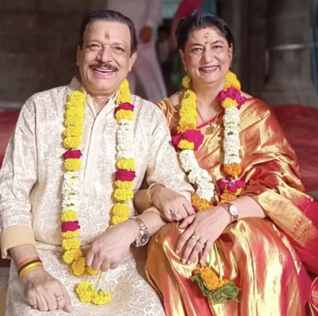 গত বছর, যখন গুজব আরও জোরালো হচ্ছিল, তখন ৭০ বছর বয়সী গোবিন্দ শিবাঙ্গীর সঙ্গে একটি ছবি শেয়ার করে লিখেছিলেন, 'এটা বাস্তব জীবন নয়, এটা রিল জীবন, স্যার! এটি একই ছবির গল্প। এতে একজন বৃদ্ধ একজন তরুণ অভিনেত্রীর প্রেমে পড়েন। আমি ব্যক্তিগতভাবে একজন তরুণ বা বৃদ্ধ ব্যক্তির প্রেমে পড়ার কথা বলছি৷ অভিনেতা আরও জানান যে তাঁর জীবনে তাঁর স্ত্রীই সব৷ 