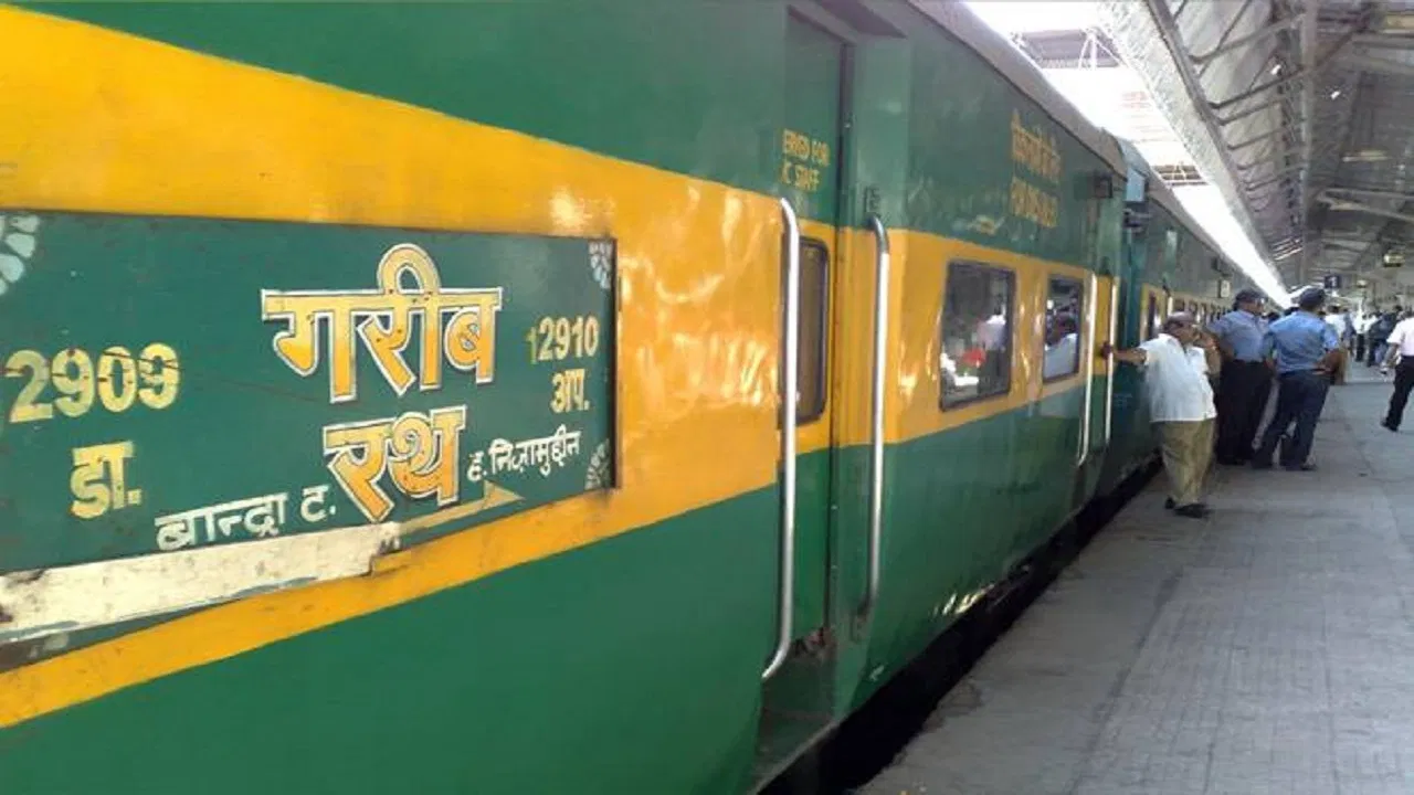 সম্প্রতি গাজিয়াবাদের গরিব রথ ট্রেনে যা ঘটল তা যেন চোখে আঙুল দিয়ে দেখিয়ে দিল রেলযাত্রাও কী ভয়াবহ হয়ে উঠতে পারে। দিল্লি থেকে বিহারের উদ্দেশ্যে ছুটছিল ট্রেন। আর সেই ট্রেনেই গাজিয়াবাদের কাছে যা ঘটে গেল তা মুহূর্তে কাঁপিয়ে দিল যাত্রীদের বুক।