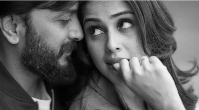 রিতেশ দেশমুখ এবং জেনেলিয়া ডি'সুজা বলিউডের অন্যতম প্রিয় দম্পতি। তাঁদের প্রেমের গল্প শুরু হয়েছিল তাঁদের প্রথম ছবি 'তুঝে মেরি কসম'-এর সেটে। সেই সময় রিতেশের বয়স ছিল ২৫ বছর, আর জেনেলিয়ার বয়স ছিল মাত্র ১৬ বছর।