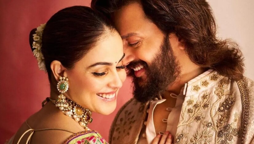 প্রথম ছবির সেটেই দু’জনেই প্রেমে পড়েন, কিন্তু প্রথমে জেনেলিয়া রিতেশের থেকে দূরে সরে যান কারণ তিনি মহারাষ্ট্রের প্রাক্তন মুখ্যমন্ত্রী বিলাসরাও দেশমুখের ছেলে। তবে ধীরে ধীরে তাঁদের মধ্যে বন্ধুত্ব গড়ে ওঠে এবং শীঘ্রই তা প্রেমে পরিণত হয়। ২০১২ সালে এই দম্পতি বিয়ে করেন।