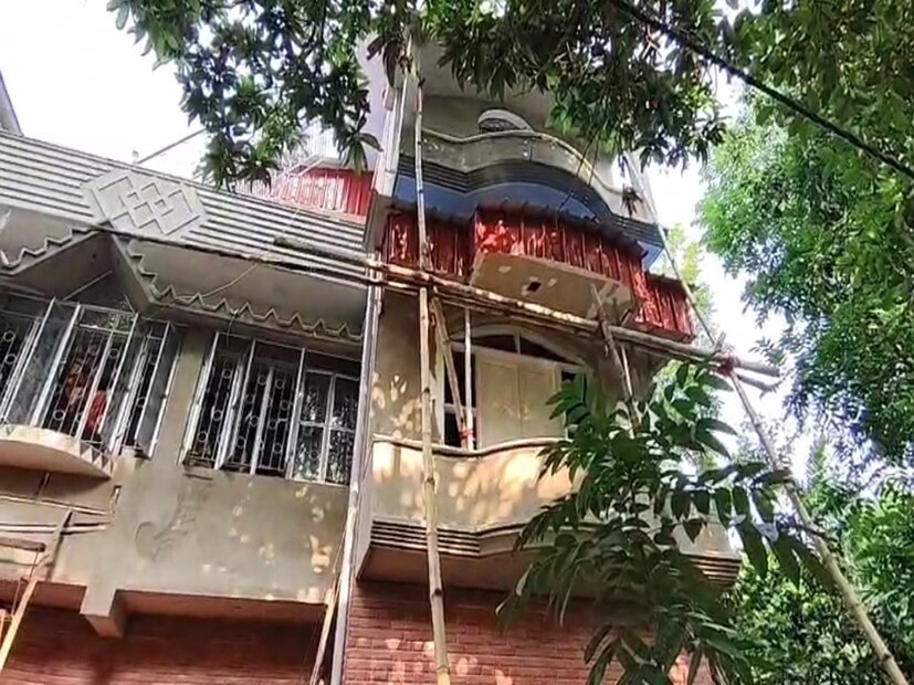 কোটি টাকার সম্পত্তি। চোরের রাজপ্রাসাদ! তিন তলা বিশাল বাড়ি! বাড়ির বাইরের দেওয়ালে মার্বেল, ভিতরেও মার্বেল। বাইরে যেমন জাঁকজমক। ভিতরেও তেমন! ঘরের মধ্যে বড় ঝাড়বাতি বসানো। প্রতিটি ঘরে ফলস সিলিং। দামি দামি সব ফার্নিচার। বাথরুমে বাথটাব। বাড়ির মধ্যেই জিম। এই রাজত্বের রাজা অমিত দত্ত। পেশায় চোর। চুরি করতে গিয়ে যে হাতেনাত ধরা পড়ে সে এখন শ্রীঘরে। Story And Picture: Samir Mondal