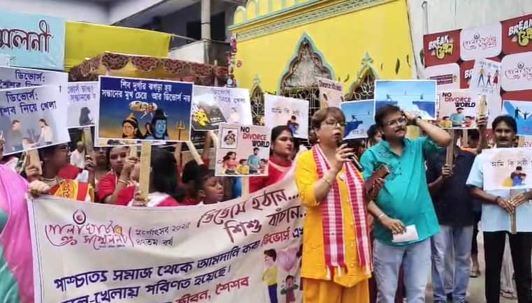  পুরুষ অধিকারের সংগঠনের নন্দিনী ভট্টাচার্য বলেন, "স্বামী স্ত্রীর ডিভোর্স হোক আপত্তি নেই। কিন্তু বাবা মায়ের ডিভোর্স কাম্য নয়।বাচ্চার কী হবে?"