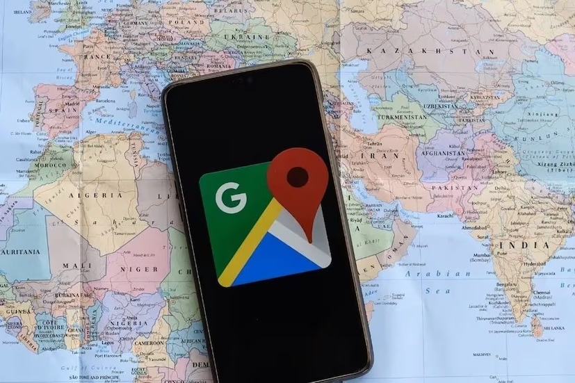 Offline maps: যদি যাতায়াকারী ইন্টারনেট ছাড়াই কোথাও আটকে পড়েন, সেক্ষেত্রে Google Maps-এর এই ফিচারটি মুশকিল আসান করতে পারে। এই ফিচারটির মাধ্যমে গুরুত্বপূর্ণ ম্যাপ সহজেই অ্যাক্সেসযোগ্য হয়। একটি লোকেশন ডাউনলোড করার জন্য প্রথমে তা Maps-এ সার্চ করতে হয়। নেভিগেশন বারের একেবারে শেষে গিয়ে তিনটি হরাইজন্টাল ডটে থাকা More-এ ক্লিক করতে হবে। এরপর Download offline map-এ ক্লিক করতে হবে। গোটা এলাকার ম্যাপও এই ভাবে ডাউনলোড করা যেতে পারে। ডাউনলোড করা ম্যাপ অ্যাক্সেস করতে উপরের ডান দিকে নিজের অবতারে ট্যাপ করে Offline maps ওপেন করতে হবে।