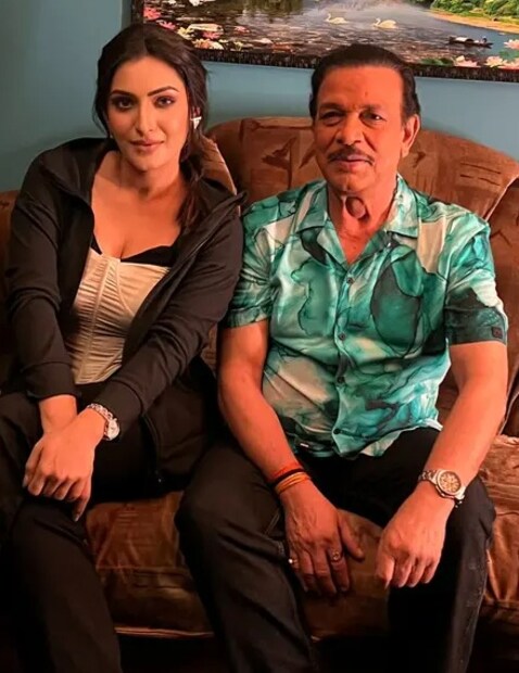 কিন্তু তিনি বলেছেন যে বিষয়টি তার অজান্তেই এগোয় এবং শিবাঙ্গী তাকে না জানিয়েই ছবিটির হ্যাশট্যাগ সহ সোশ্যাল মিডিয়ায় পোস্ট করেন, যা মানুষের মধ্যে ভুল বোঝাবুঝির সৃষ্টি করে।এরপরই গোবিন্দ নামদেব নিজেকে শিবাঙ্গী ভার্মার থেকে দূরে সরিয়ে নেন৷ 