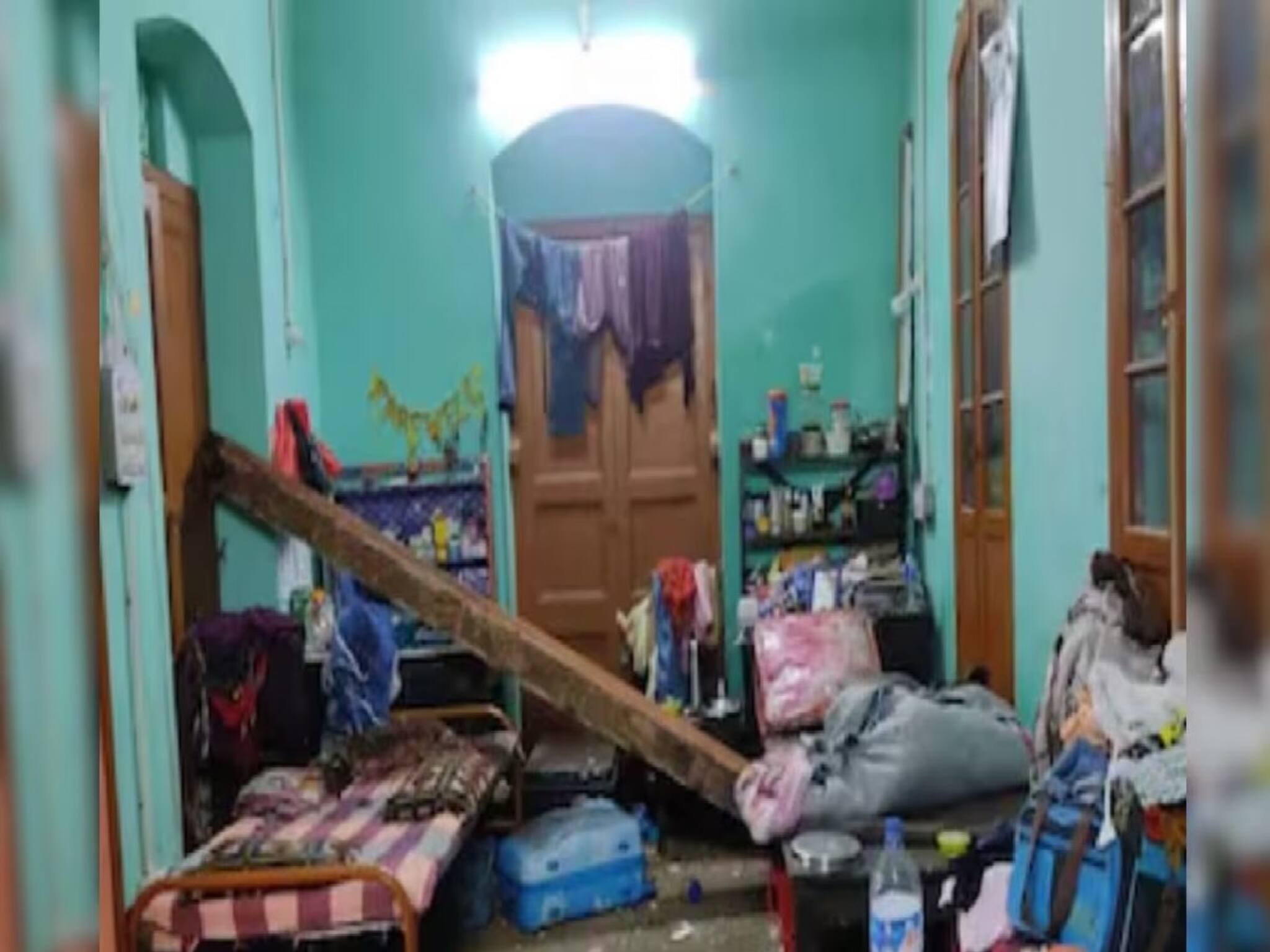হেদুয়ায় মেয়েদের হোস্টেলে চাঙর ভাঙার জেরে নড়েচড়ে বসল কলকাতা বিশ্ববিদ্যালয়, ১৬টি হোস্টেলের হবে স্বাস্থ্য পরীক্ষা!
