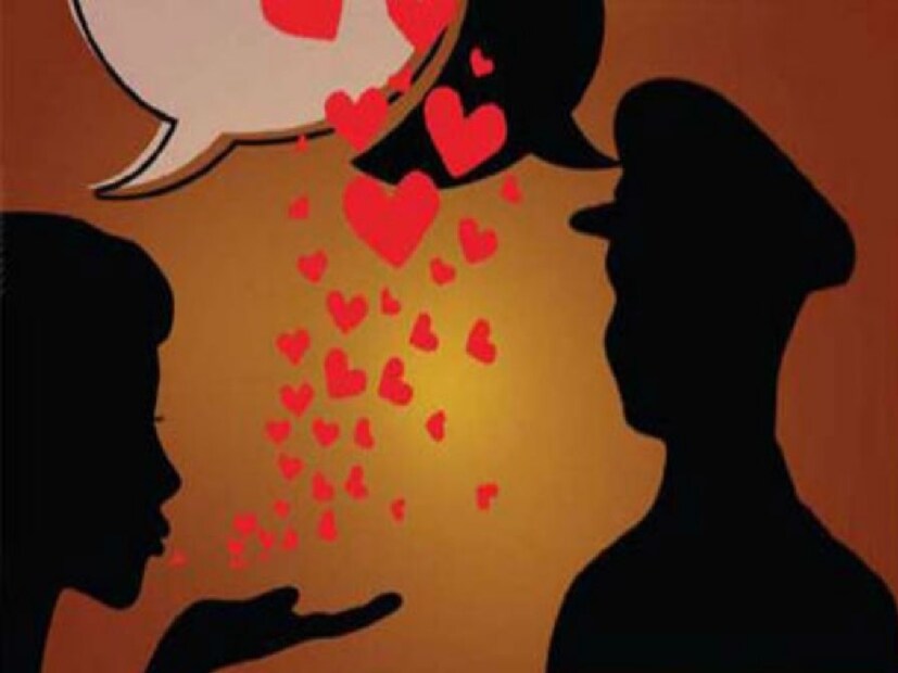 খবর পেয়েই ঘটনাস্থলে পৌঁছায় পুলিশ বাহিনী। আটক করা হয় চক্রে জড়িত একাধিক ব্যক্তিকে। এখনও পর্যন্ত প্রাথমিক তদন্তে উঠে এসেছে চক্রটি বহুদিন ধরেই এই বাড়িটিকে কেন্দ্র করে চালাচ্ছিল তাদের অবৈধ কার্যকলাপ।এই ঘটনার জেরে এলাকায় চাঞ্চল্য ছড়িয়েছে। অনেকেই বলছেন, ‘‘নিজের পাড়ায় এমন ঘটনা কল্পনাও করিনি।’’