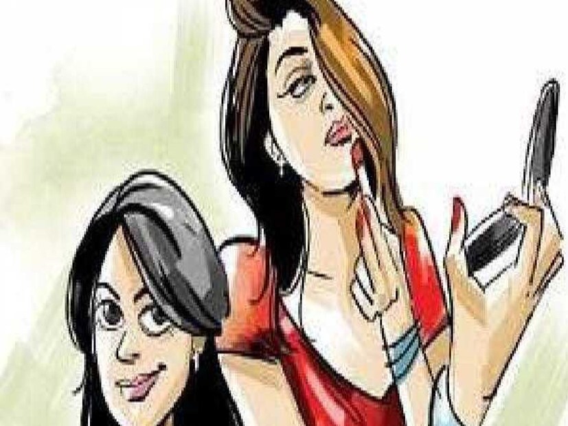 প্রত্যক্ষদর্শীদের মতে, একাধিক গাড়ি ঢুকতে দেখে কিছু বাসিন্দা সাহস করে বাড়িতে যান। ভিতরে ঢুকতেই সামনে আসে অপ্রত্যাশিত দৃশ্য—চলছিল মধুচক্রের আসর। তৎক্ষণাৎ এলাকাবাসীরা কয়েকজন যুবক ও মহিলাকে আটক করেন এবং খবর দেন কোতোয়ালি থানার পুলিশকে।