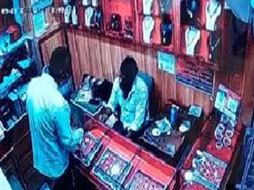 Hooghly News: সোনার দোকানে ক্রেতা সেজে ওটা কে! মাথায় হাত পড়ল দোকান মালিকের! অবশেষে যা সামনে এল… Hooghly News: সোনার দোকানে ক্রেতা সেজে ওটা কে! মাথায় হাত পড়ল দোকান মালিকের! অবশেষে যা সামনে এল…
