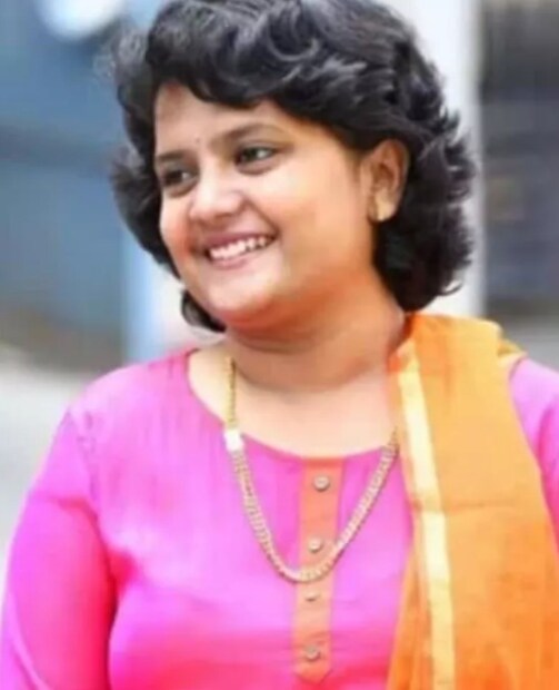 ইউপিএসসি পাস করার পর, কীর্তনা কর্ণাটকের মান্ড্যা জেলায় সহকারী কমিশনার হিসেবে তাঁর প্রথম পদ পান। জনসেবায় নিয়োজিত থাকার কারণে, তিনি চলচ্চিত্র জগতের গ্ল্যামার থেকে সম্পূর্ণ দূরে ছিলেন। জনগণের সমস্যার প্রতি তাঁর সহানুভূতি তাঁকে একজন চমৎকার কর্তা করে তুলেছিল। সোশ্যাল মিডিয়ায় তাঁর গল্পকে 