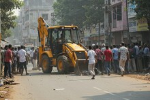 রাস্তা দিয়ে হাঁটছিলেন! আচমকা পিছন থেকে ধাক্কা মারল জেসিবি... ঘটনাস্থলেই মৃত্যু পথচলতির