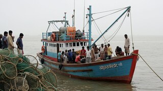 সকালবেলা মৎস্যজীবীরা ব্যস্ত ছিলেন ট্রলার প্রস্তুত করতে, কারণ সমুদ্রে মাছ ধরার উপর জারি থাকা ব্যান্ড পিরিয়ড শেষ হচ্ছে। (Representative Image: AI)