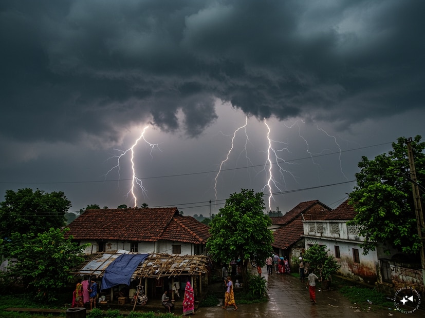 দক্ষিণ-পশ্চিম মৌসুমি বায়ুর অনুকূল পরিস্থিতি তৈরি হচ্ছে। বিক্ষিপ্তভাবে বজ্রবিদ্যুৎ-সহ ঝড়-বৃষ্টি হবে রাজ্যে। তাপমাত্রা বেশ কিছুটা কমবে। তবে বৃষ্টি না হলে গরম ও অস্বস্তি থাকবে। দক্ষিণবঙ্গে ভারী থেকে অতি ভারী বৃষ্টির পূর্বাভাস রয়েছে। AI Generated image