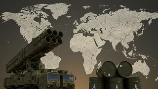 ভারত এখন কূটনীতির টেবিলে শুধু বন্ধুত্ব নয়, অর্থনীতিকেও একটি শক্তিশালী অস্ত্র হিসেবে ব্যবহার করছে। একদিকে রাশিয়া থেকে প্রতিরক্ষা সরঞ্জাম, বিশেষ করে S-400 ক্ষেপণাস্ত্র প্রতিরক্ষা ব্যবস্থা কিনে বন্ধুত্ব জোরদার করছে; অন্যদিকে আমেরিকার সঙ্গে সম্পর্কের ভারসাম্য রাখতে বড় মাপের অপরিশোধিত তেল আমদানি করছে।