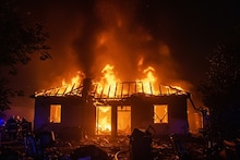 Massive Fire: নৈহাটিতে ভয়াবহ আগুন, দাউ দাউ করে জ্বলছে একাধিক বাড়ি, ঘটনাস্থলে দমকলের একাধিক ইঞ্জিন