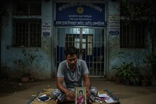 শ্বশুরবাড়ি থেকে ফেরানো যায়নি! স্ত্রীকে ছাড়া চলছে না, পুলিশ ক্যাম্পের সামনে গিয়ে অবাক কাণ্ড