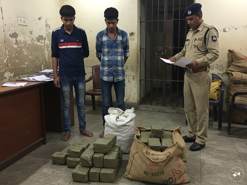 ট্রলি ব্যাগে ২৮ কেজি গাঁজাধৃত দুই যুবক, সাবন কুমার ও শম্ভু পাসওয়ান, দু’জনেই বিহারের নালন্দা জেলার বাসিন্দা। তাদের সঙ্গে থাকা দু’টি ট্রলি ব্যাগ খুলতেই বেরিয়ে আসে ২৮ কেজি গাঁজা। তাদের জেরা করে জানা যায়, ওড়িশা থেকে এই মাদক নিয়ে তারা যাচ্ছিল বারাণসীতে, ডেলিভারি দেওয়ার উদ্দেশ্যে।