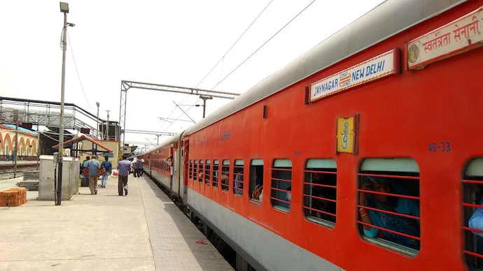 আরপিএফ সাব ইন্সপেক্টর: আপনি আমাদের এডিআরএম অলোক কুমার ঝা নন। আমরা তাঁকে চিনি। আপনার আইডি কার্ডটি দেখান। আপনি কী নিজেকে অলোক কুমার স্যার বলছেন?অভিযুক্ত: আমি তাঁর ভাগ্নে। আরপিএফ সাব ইন্সপেক্টর:সেটা তো আপনার আমাকে আগেই বলা উচিত ছিল। দয়া করে এবার আসনটি খালি করে দিন আর এই ট্রেন থেকে নেমে যান। এডিআরএম স্যারের সঙ্গে কথা বলুন। তিনি যদি বলেন, তাহলে আপনাকে ছেড়ে দেওয়া হবে।