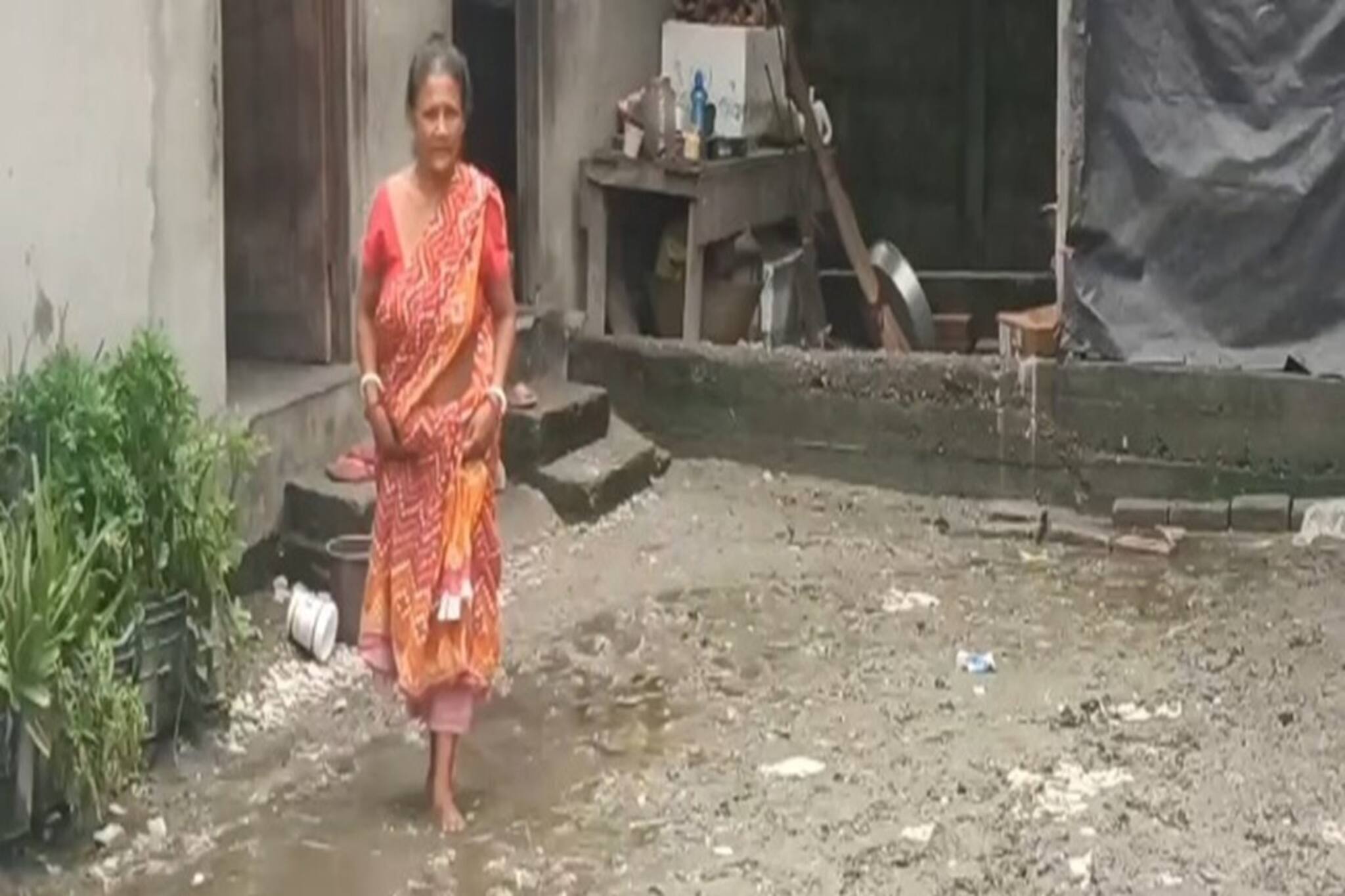 আবর্জনায় ভরাট নর্দমা, দূষণের আতুর ঘরে পরিণত এলাকা, মশা-মাছির তাণ্ডবে অতিষ্ঠ বাসিন্দারা