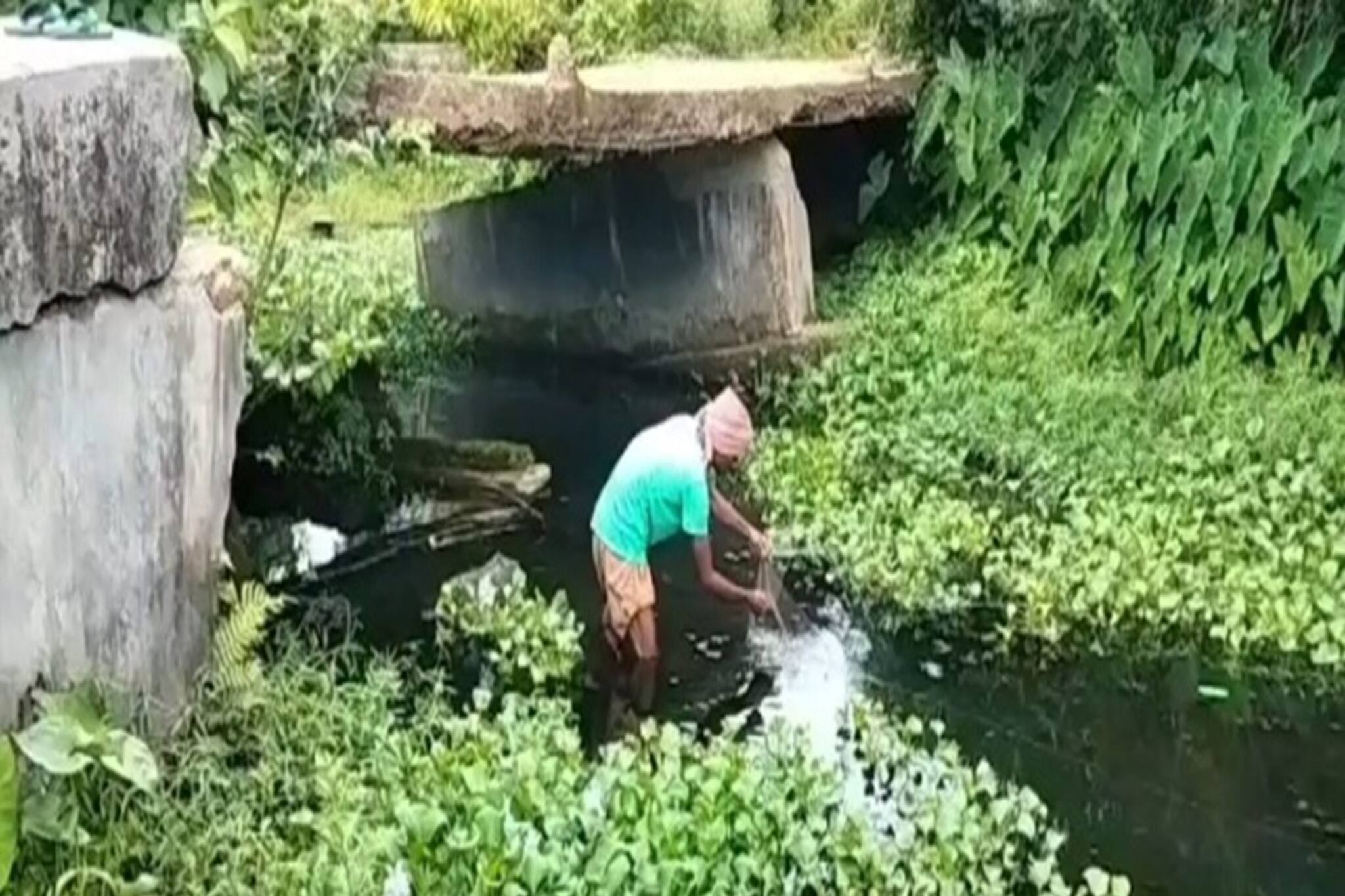 ভাঙা অবস্থায় পড়ে কালভার্ট, গ্রামের অবস্থা বিচ্ছিন্ন দ্বীপের মতো, যাতায়াত করতে নাভিঃশ্বাস