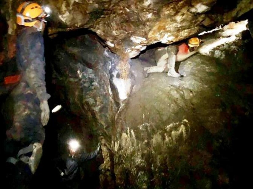 কালারুশ গুহা, যা কুপওয়ারা জেলার লোলাব উপত্যকায় অবস্থিত, স্থানীয়দের মধ্যে একটি কিংবদন্তি স্থান। এই গুহাগুলি কাশ্মীরকে রাশিয়ার সঙ্গে সংযুক্ত করে এমন একটি গোপন ভূগর্ভস্থ টানেলের ধারণা নিয়ে বহু বছর ধরে লোকমুখে প্রচলিত। যদিও এর স্বপক্ষে কোনও ঐতিহাসিক প্রমাণ নেই, এই বিশ্বাস আজও প্রচলিত আছে। স্থানীয়রা বিশ্বাস করেন যে গুহাগুলির মধ্যে দিয়ে একটি গোপন পথ রয়েছে যা রাশিয়া পর্যন্ত বিস্তৃত। 