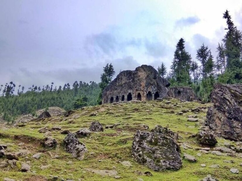 কালারুশ গুহাগুলি (Kalaroos Caves) কাশ্মীর উপত্যকার কুপওয়ারা জেলার লোলাব উপত্যকায় অবস্থিত। এই গুহাগুলি স্থানীয়দের মধ্যে 