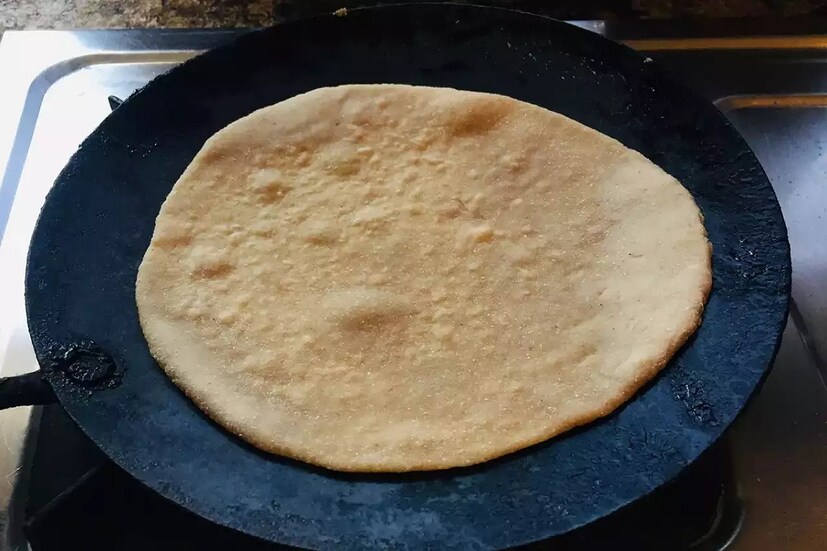 এছাড়া রুটি করা হয়ে গেলে গরম চাটুতে কখনও জল ঢেলে রাখবেন না! রুটি হয়ে গেলে চাটু ঠান্ডা হলে ভাল করে মেজে সোজা করে একটি পরিষ্কার জায়গায় রাখুন। জীবনে আয় উন্নতি ও সংসারের সুখ শান্তি চাইলে এখুনি এই কাজ করুন! 
