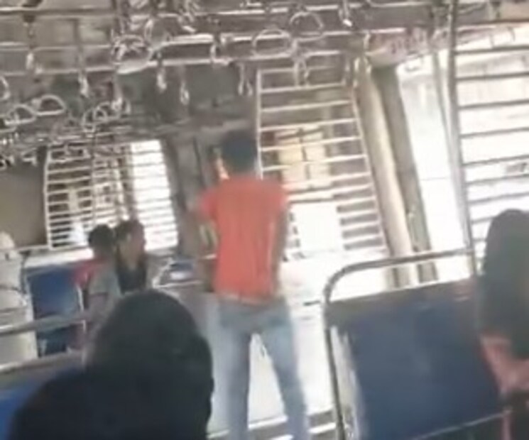 ট্রেনের ভিতরে থাকা কিংবা বাইরে ওঁত পেতে থাকা ছিনতাইকারীরা ঠিক এই সময়েই হাত চালায়। গেটে দাঁড়িয়ে থাকলে সামান্য একটি ধাক্কাতেই কেউ নিচে পড়ে গিয়ে প্রাণ হারাতে পারে।