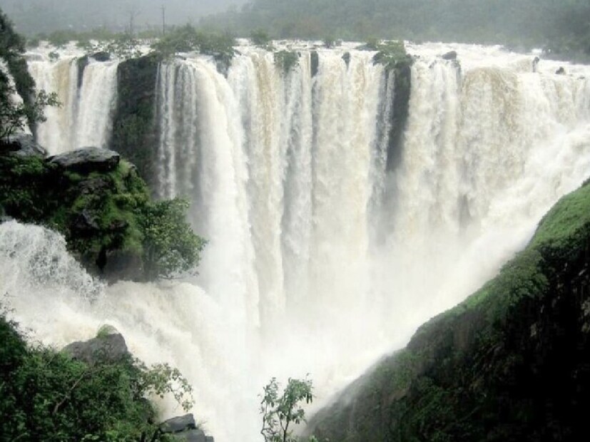 হাতে আর কটা দিন যোগ করলে বৃষ্টি দেখার আদর্শ জায়গা হল চোখ ধাঁধানো মেঘের দেশ মেঘালয় রাজ্য। ছোট্ট গ্রাম এই মৌসিনরাম। ঝর্ণার সশব্দ হাজিরা আর নৈসর্গিক সবুজে ঘেরা এই জায়গায় বর্ষাকালের অপরূপ দৃশ্য উপভোগ করার জন্য একেবারে ফাটাফাটি।