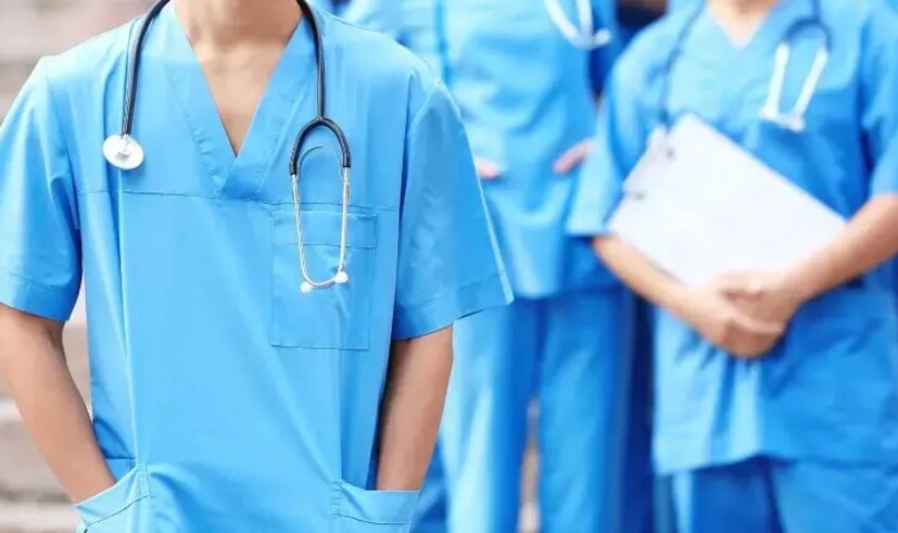 ভারতে NEET-UG পরীক্ষায় কঠিন প্রতিযোগিতা এবং সীমিত আসনের কারণে, অনেক শিক্ষার্থী বিদেশে চিকিৎসা শিক্ষার বিকল্প খোঁজে। এমন পরিস্থিতিতে ইরান একটি ভাল বিকল্প হয়ে উঠেছে। যেখানে ভারতে মাত্র ১.১ লক্ষ আসন রয়েছে, সরকারি মেডিক্যাল কলেজগুলিতে মাত্র ৫৫,০০০ আসন রয়েছে। যেখানে টিউশন ফি গড় পরিবারের নাগালের মধ্যে। বেসরকারি প্রতিষ্ঠানগুলিতে বাকি আসনের ফি অনেক বেশি, যা বেশিরভাগ পরিবারের পক্ষে বহন করা সম্ভব নয়।